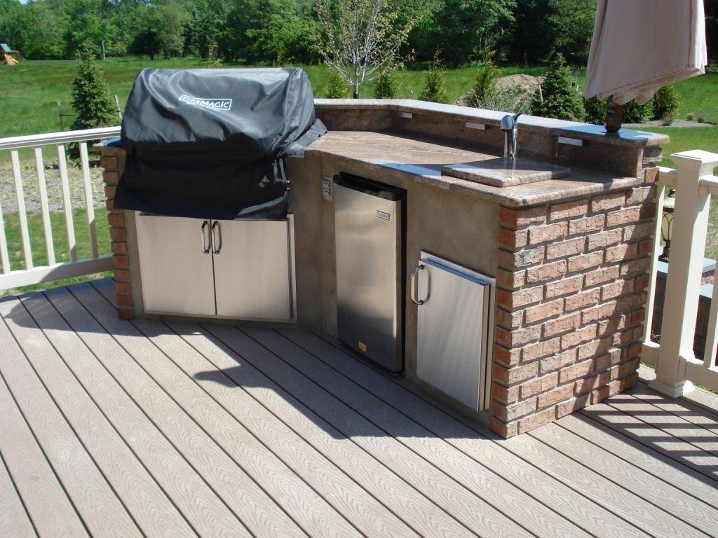 Choosing Between an Outdoor Kitchen Deck and an Outdoor Kitchen Patio